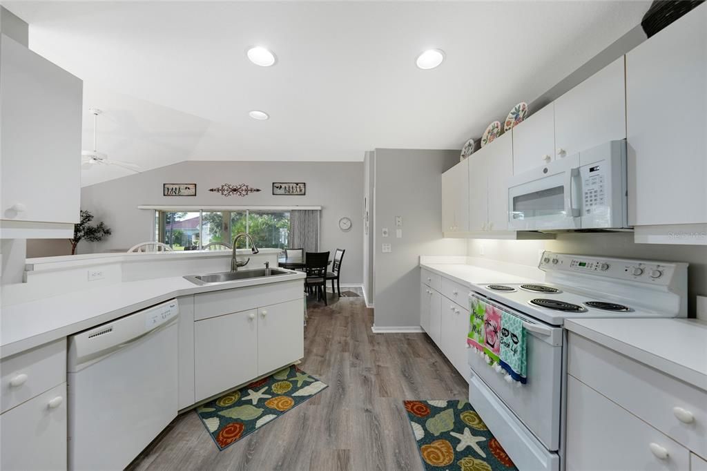 For Sale: $329,000 (2 beds, 2 baths, 1279 Square Feet)