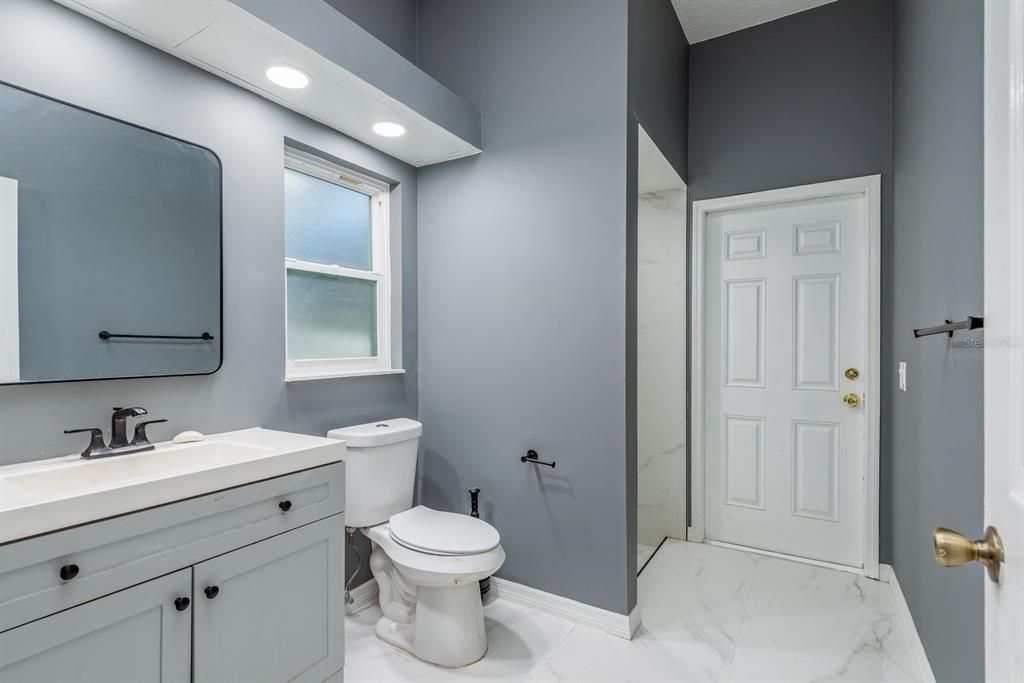 合同活跃: $880,000 (4 贝兹, 4 浴室, 2765 平方英尺)