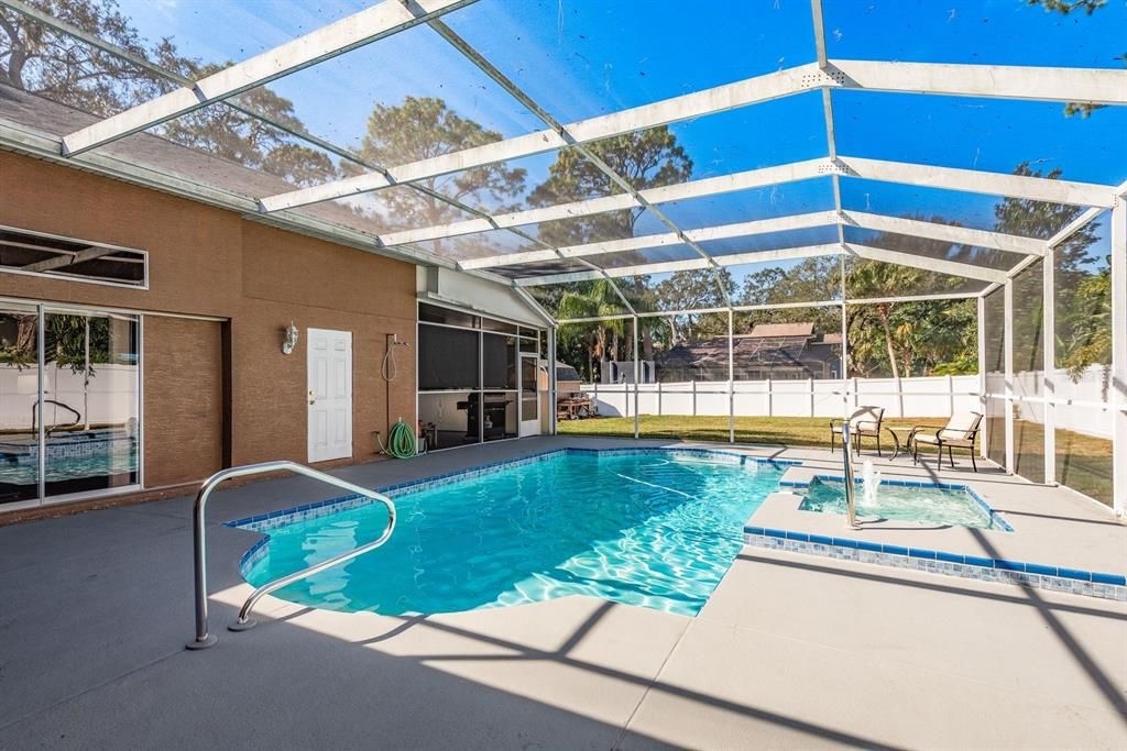 合同活跃: $880,000 (4 贝兹, 4 浴室, 2765 平方英尺)