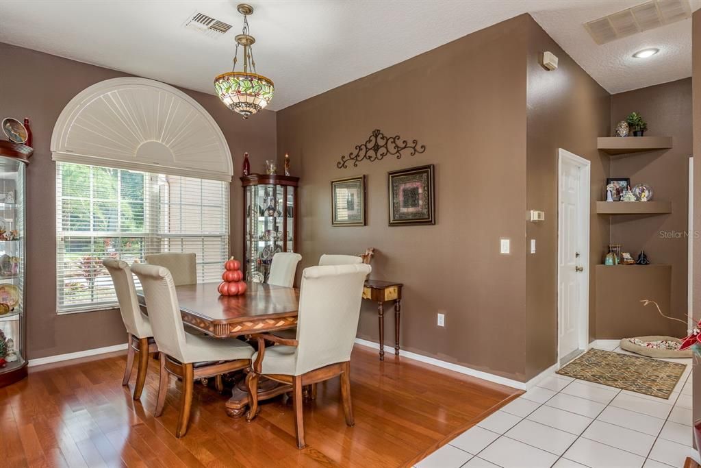 合同活跃: $880,000 (4 贝兹, 4 浴室, 2765 平方英尺)