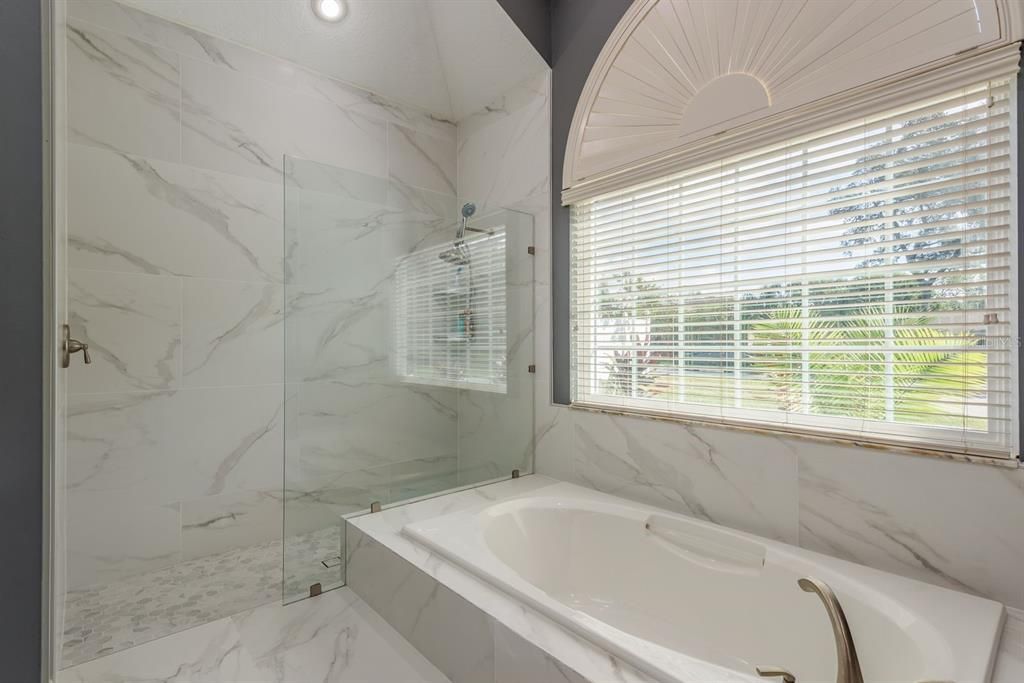 合同活跃: $880,000 (4 贝兹, 4 浴室, 2765 平方英尺)