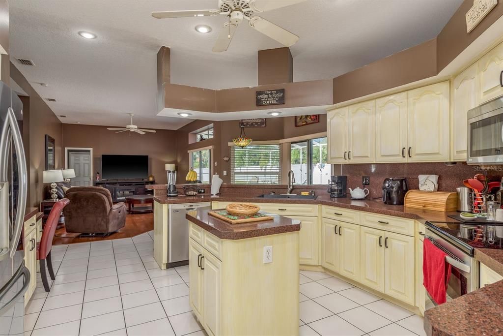 合同活跃: $880,000 (4 贝兹, 4 浴室, 2765 平方英尺)