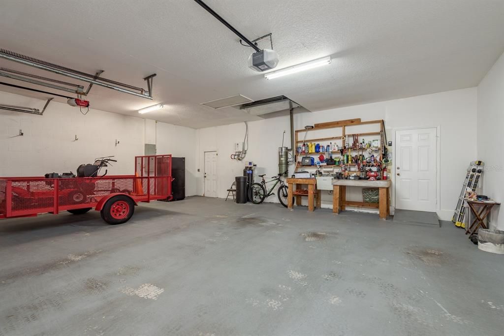 合同活跃: $880,000 (4 贝兹, 4 浴室, 2765 平方英尺)