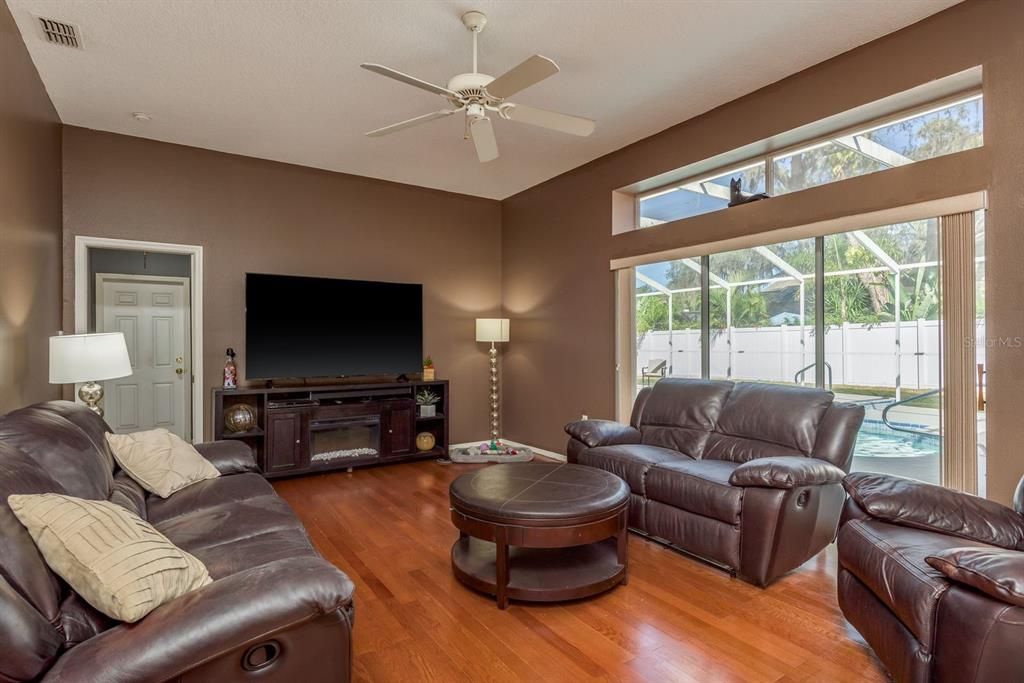 合同活跃: $880,000 (4 贝兹, 4 浴室, 2765 平方英尺)