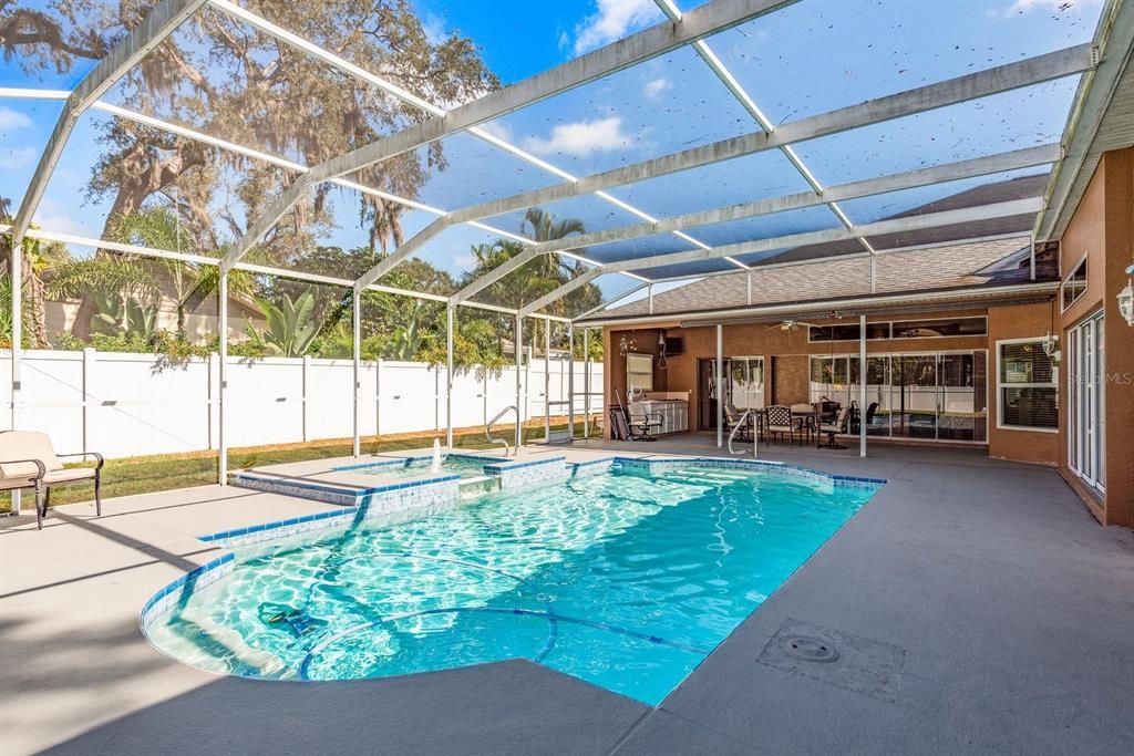 合同活跃: $880,000 (4 贝兹, 4 浴室, 2765 平方英尺)