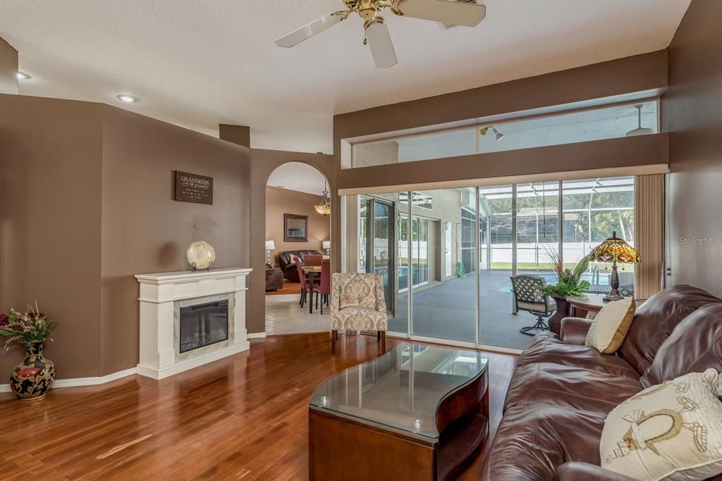 合同活跃: $880,000 (4 贝兹, 4 浴室, 2765 平方英尺)