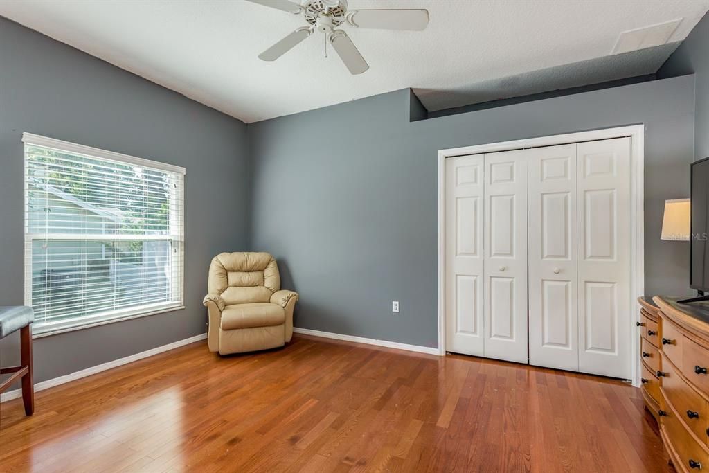 合同活跃: $880,000 (4 贝兹, 4 浴室, 2765 平方英尺)