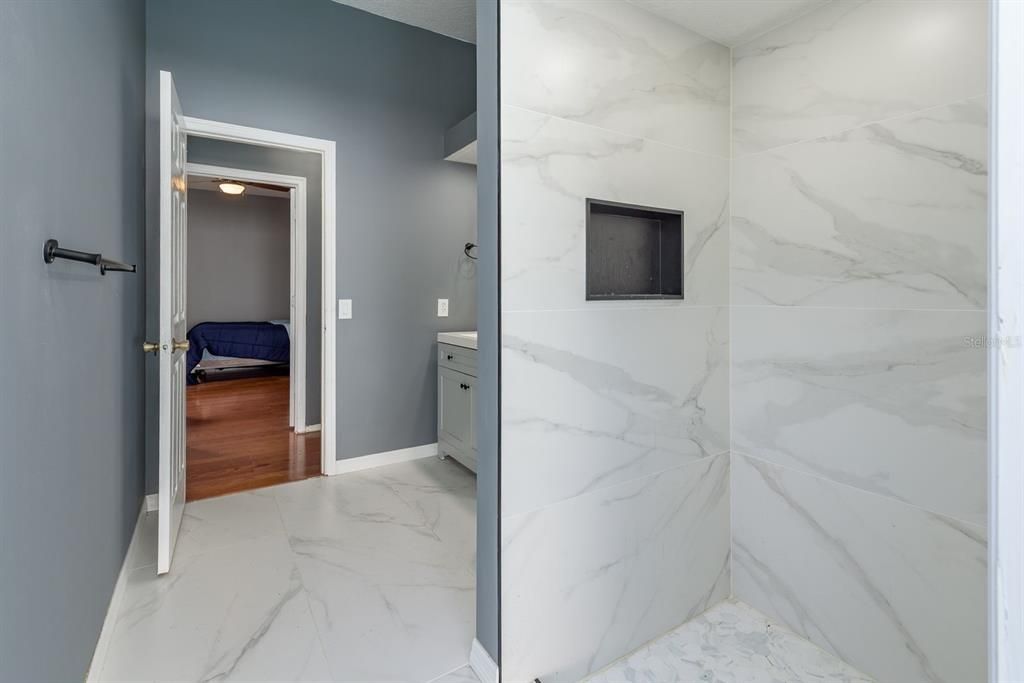 合同活跃: $880,000 (4 贝兹, 4 浴室, 2765 平方英尺)