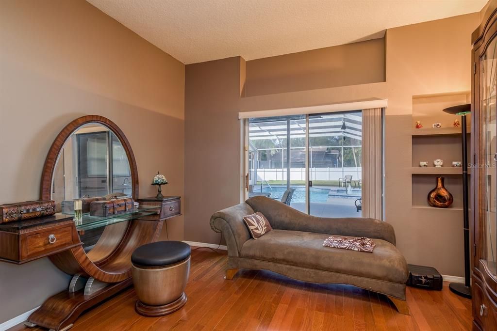 合同活跃: $880,000 (4 贝兹, 4 浴室, 2765 平方英尺)