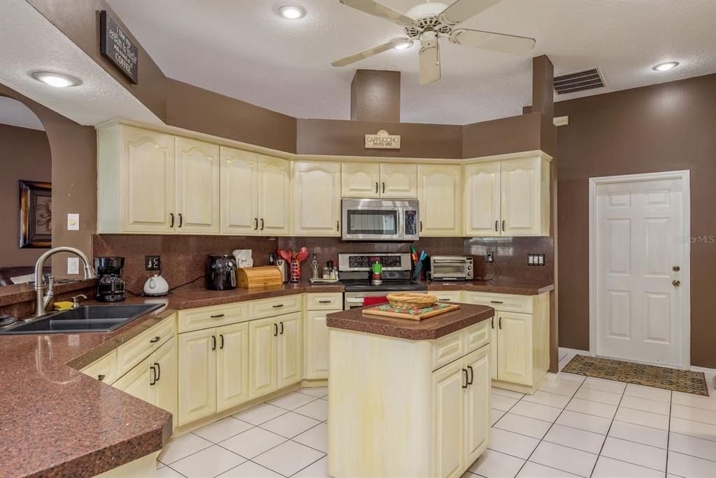 合同活跃: $880,000 (4 贝兹, 4 浴室, 2765 平方英尺)