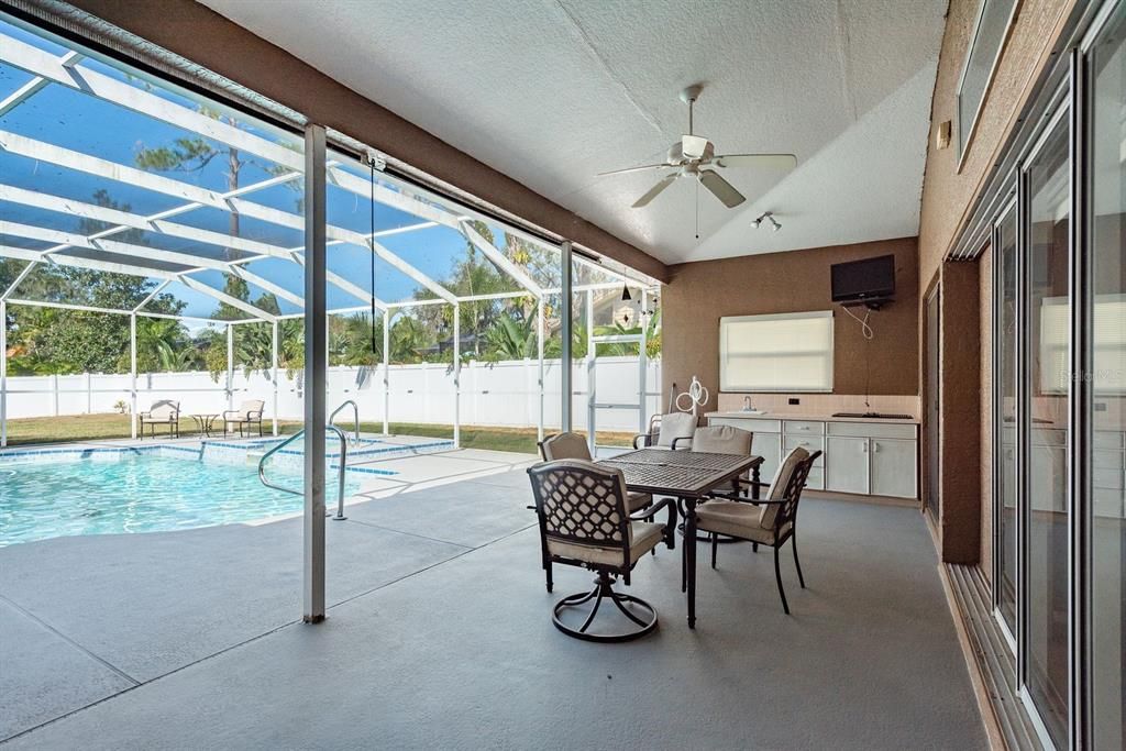 合同活跃: $880,000 (4 贝兹, 4 浴室, 2765 平方英尺)