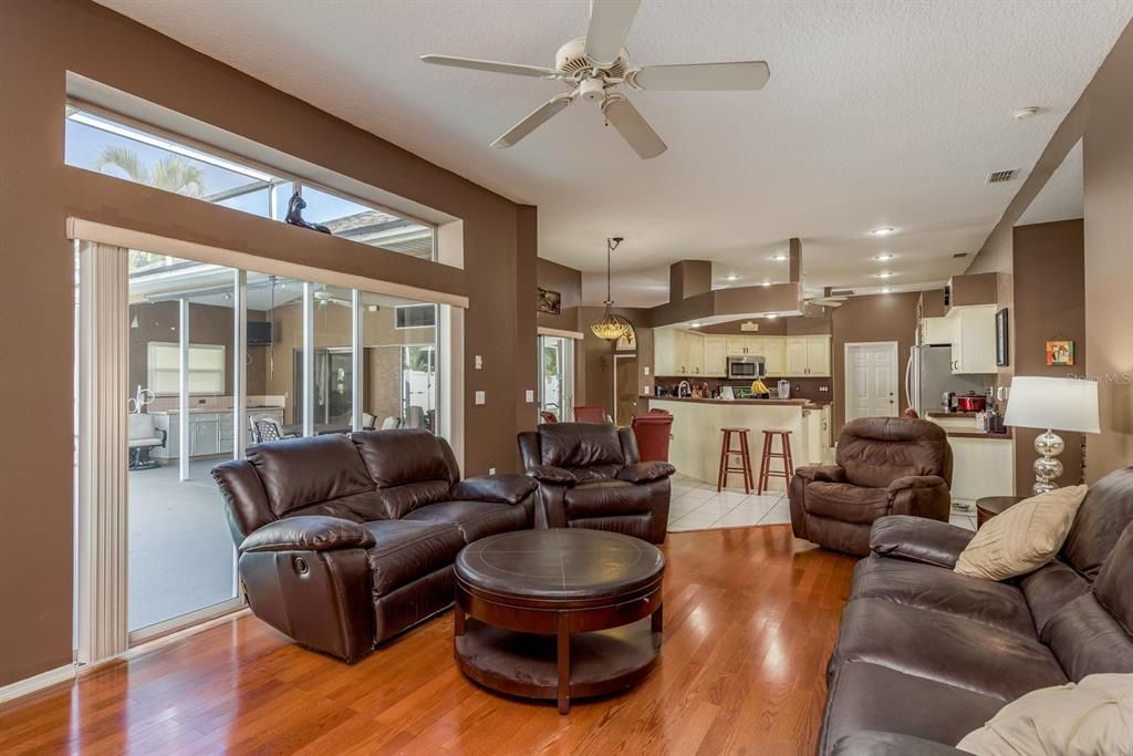 合同活跃: $880,000 (4 贝兹, 4 浴室, 2765 平方英尺)