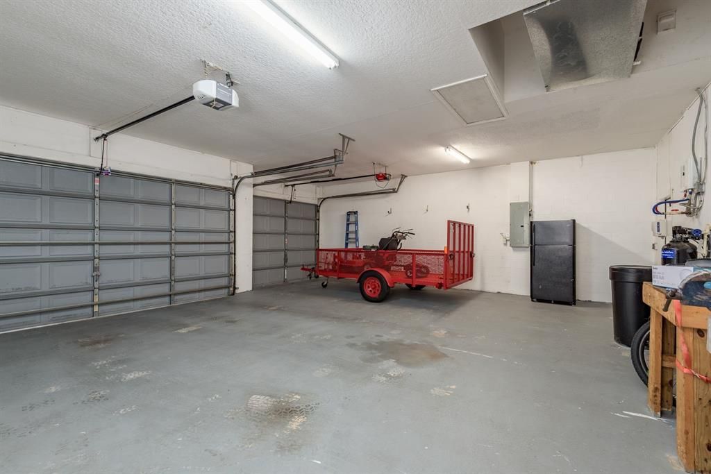 合同活跃: $880,000 (4 贝兹, 4 浴室, 2765 平方英尺)