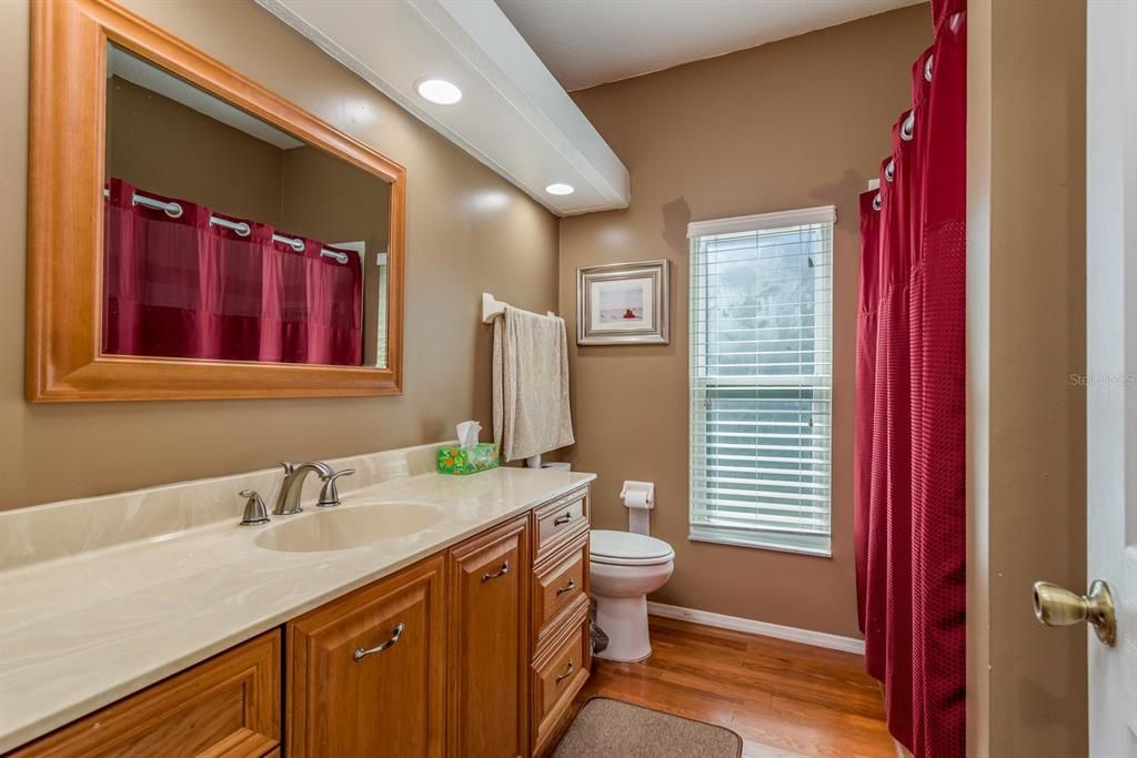 合同活跃: $880,000 (4 贝兹, 4 浴室, 2765 平方英尺)