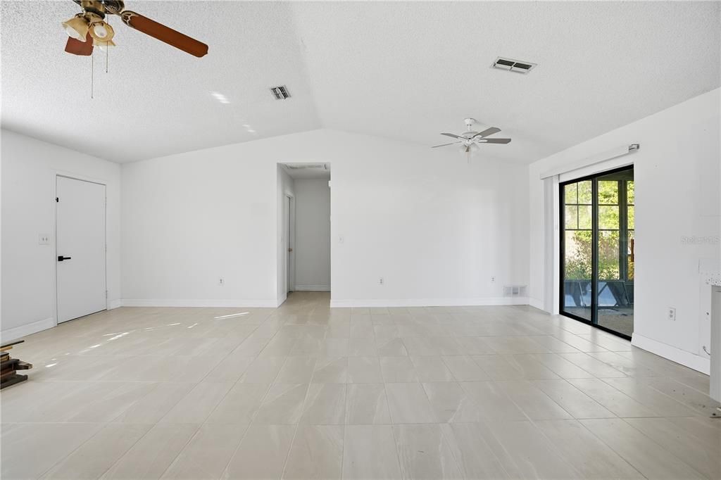 For Sale: $207,500 (2 beds, 2 baths, 1038 Square Feet)