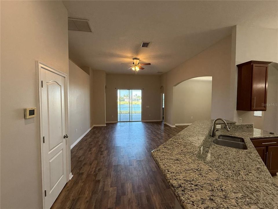 For Rent: $2,030 (3 beds, 2 baths, 1885 Square Feet)