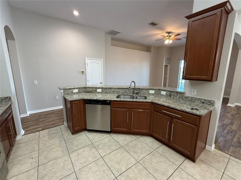 For Rent: $2,030 (3 beds, 2 baths, 1885 Square Feet)