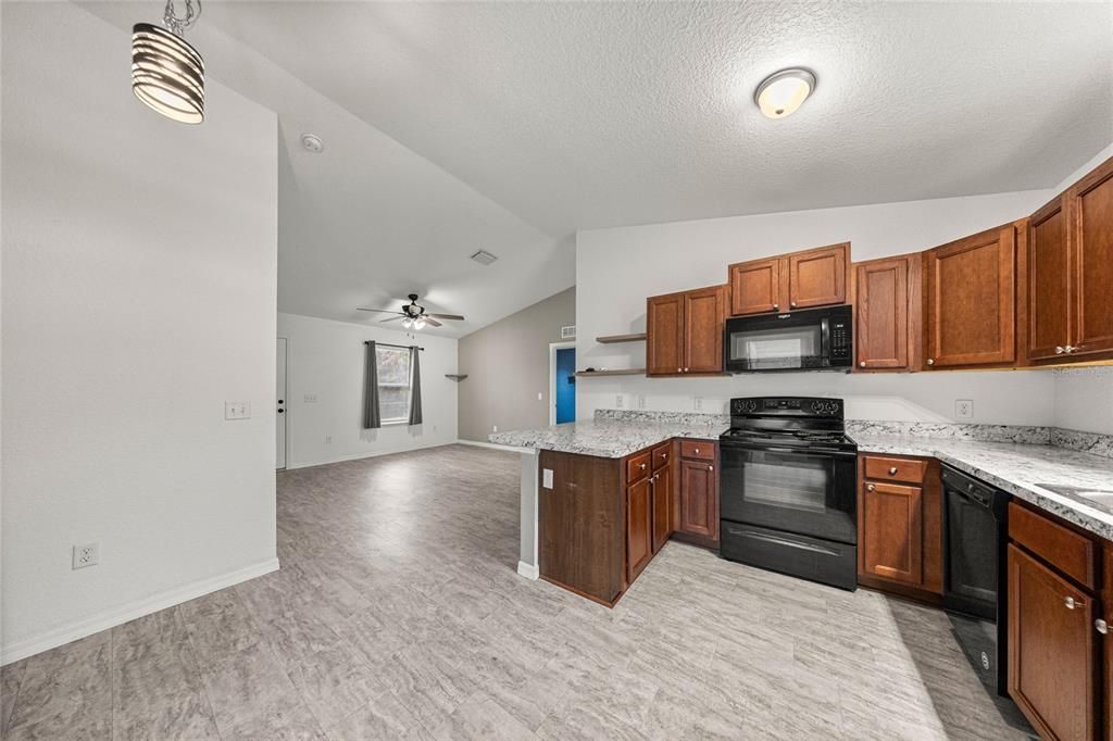 Active With Contract: $210,000 (3 beds, 2 baths, 1014 Square Feet)