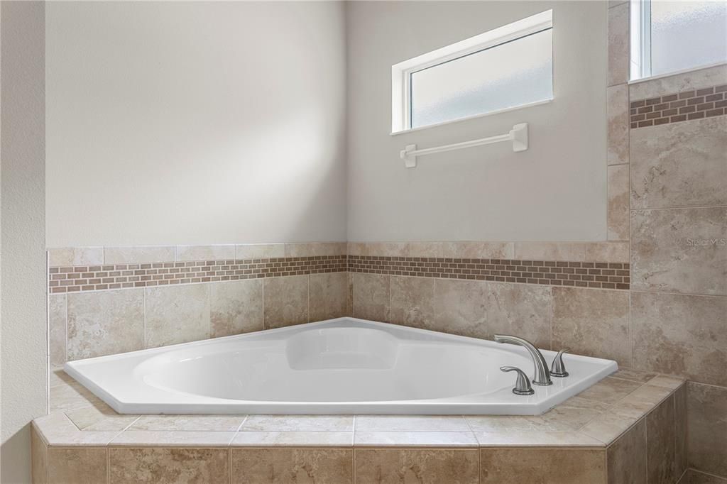 For Sale: $639,000 (5 beds, 3 baths, 3484 Square Feet)