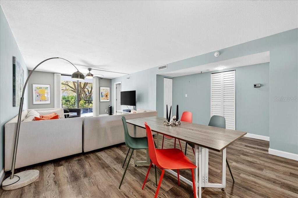 Active With Contract: $325,000 (2 beds, 2 baths, 1136 Square Feet)