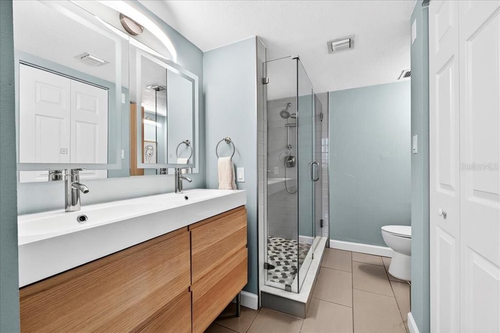 Active With Contract: $325,000 (2 beds, 2 baths, 1136 Square Feet)