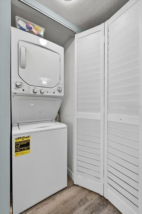 Active With Contract: $325,000 (2 beds, 2 baths, 1136 Square Feet)