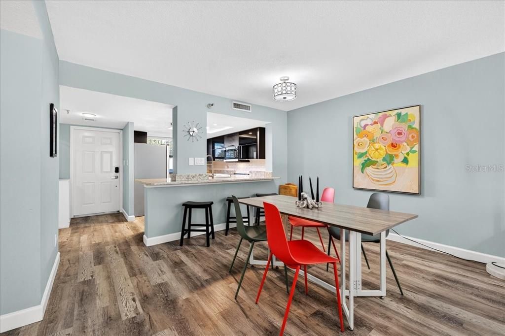 Active With Contract: $325,000 (2 beds, 2 baths, 1136 Square Feet)