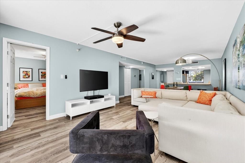 Active With Contract: $325,000 (2 beds, 2 baths, 1136 Square Feet)