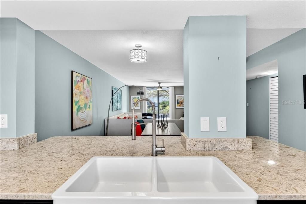 Active With Contract: $325,000 (2 beds, 2 baths, 1136 Square Feet)