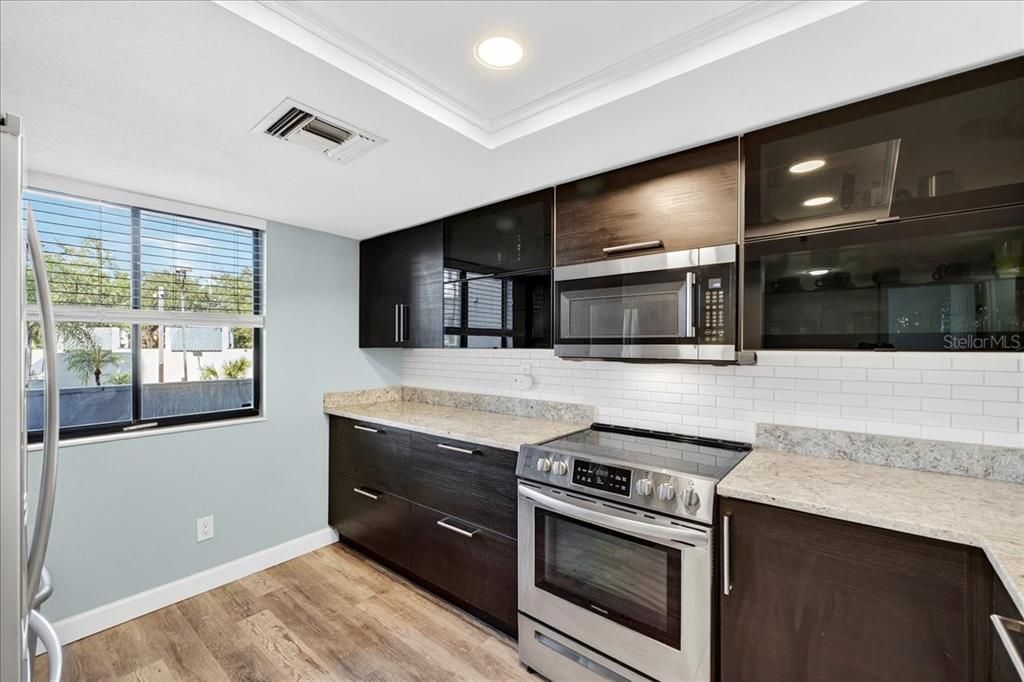 Active With Contract: $325,000 (2 beds, 2 baths, 1136 Square Feet)