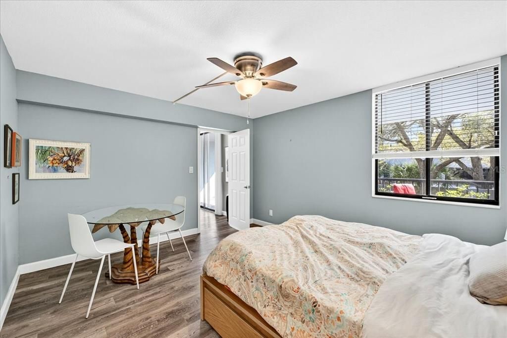 Active With Contract: $325,000 (2 beds, 2 baths, 1136 Square Feet)