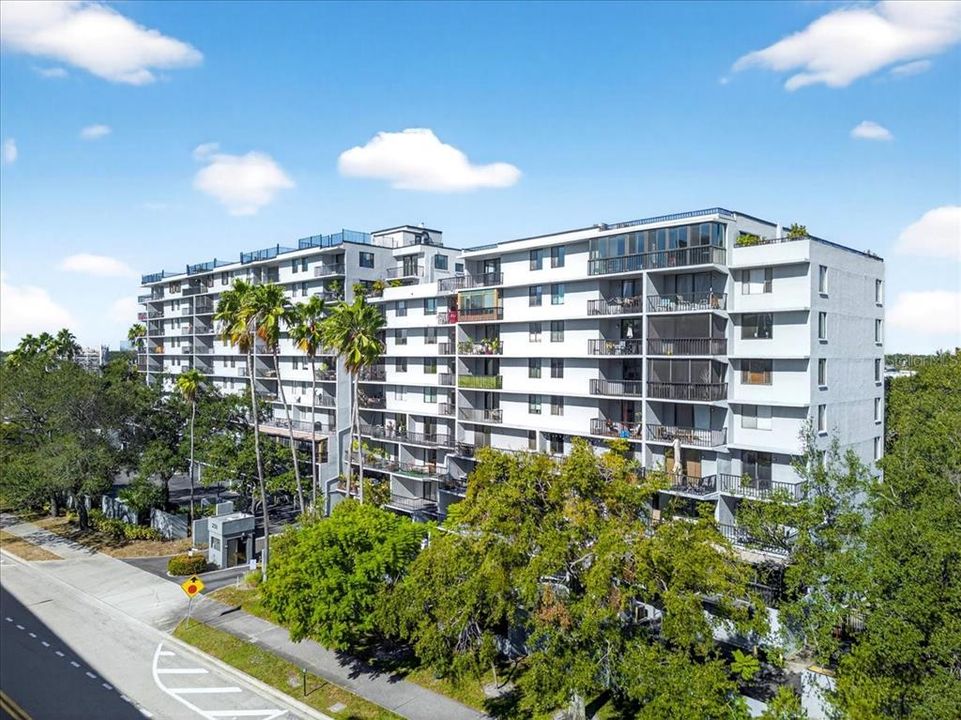 Active With Contract: $325,000 (2 beds, 2 baths, 1136 Square Feet)