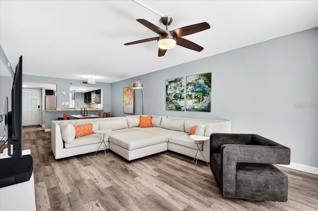 Active With Contract: $325,000 (2 beds, 2 baths, 1136 Square Feet)