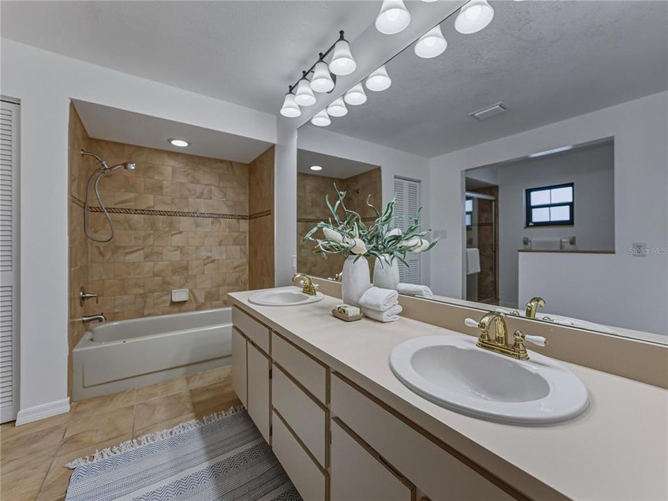 合同活跃: $500,000 (3 贝兹, 2 浴室, 2799 平方英尺)