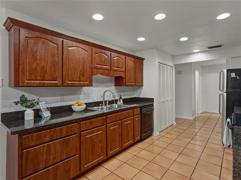 合同活跃: $500,000 (3 贝兹, 2 浴室, 2799 平方英尺)