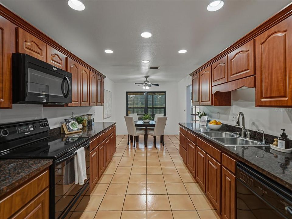 合同活跃: $500,000 (3 贝兹, 2 浴室, 2799 平方英尺)