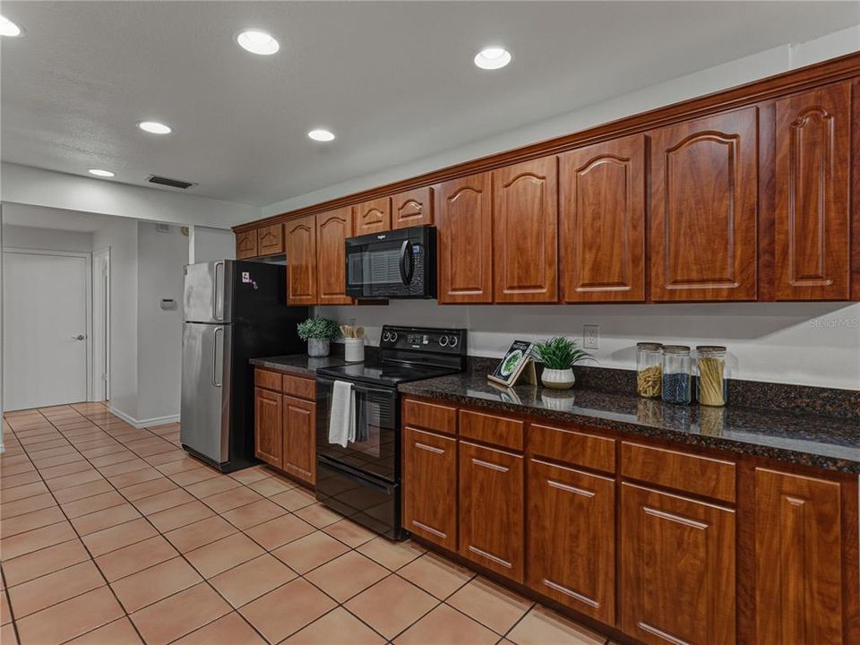 合同活跃: $500,000 (3 贝兹, 2 浴室, 2799 平方英尺)