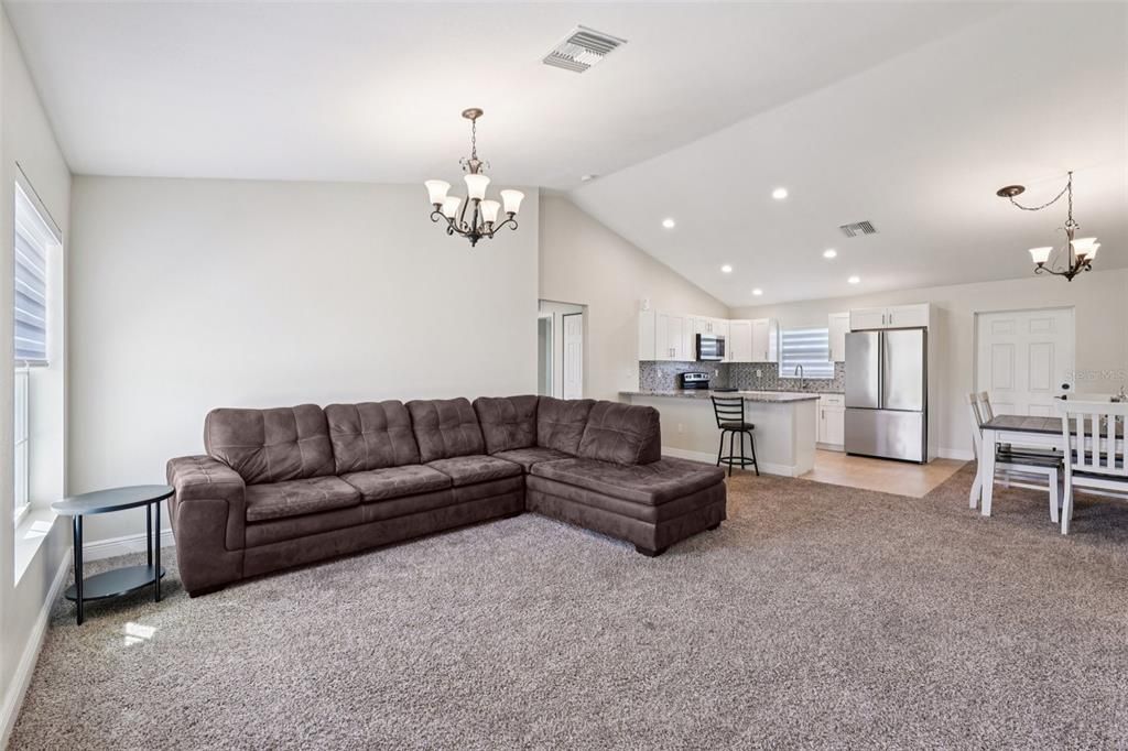 На продажу: $244,900 (4 спален, 2 ванн, 1500 Квадратных фут)