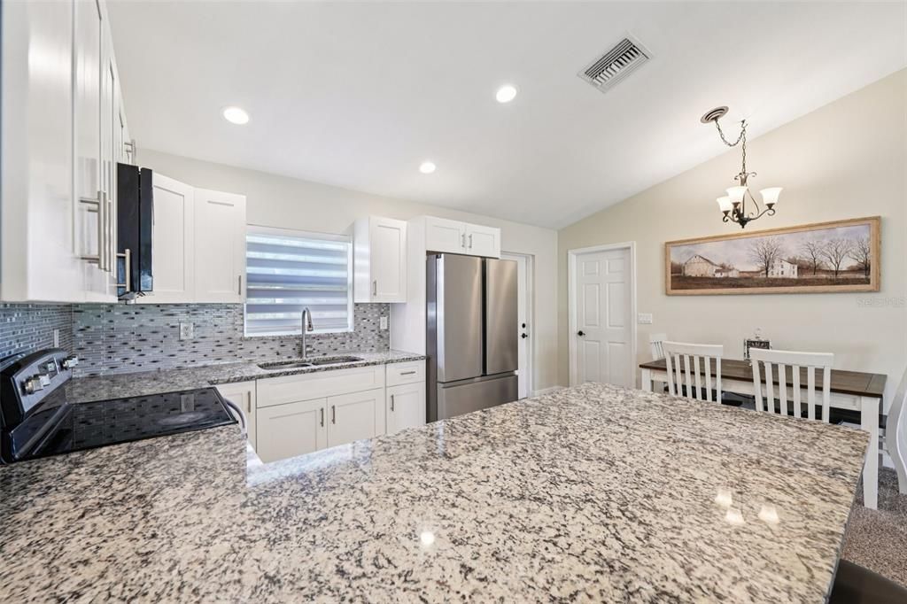 На продажу: $244,900 (4 спален, 2 ванн, 1500 Квадратных фут)