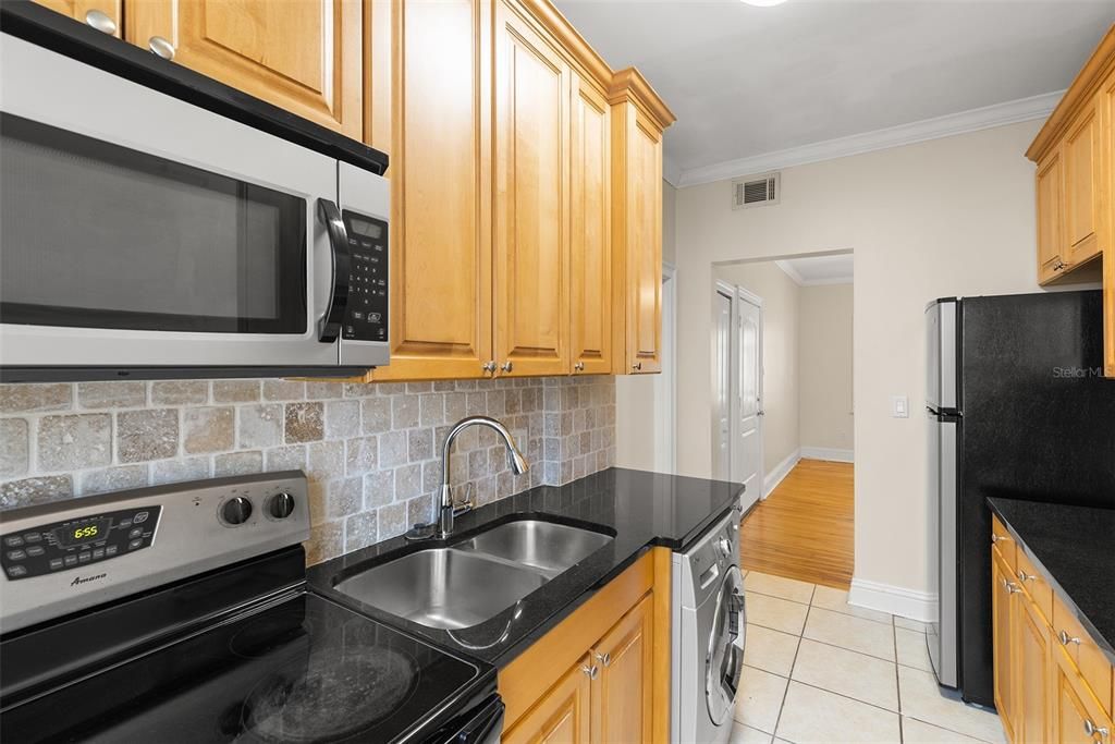 For Rent: $1,695 (1 beds, 1 baths, 641 Square Feet)