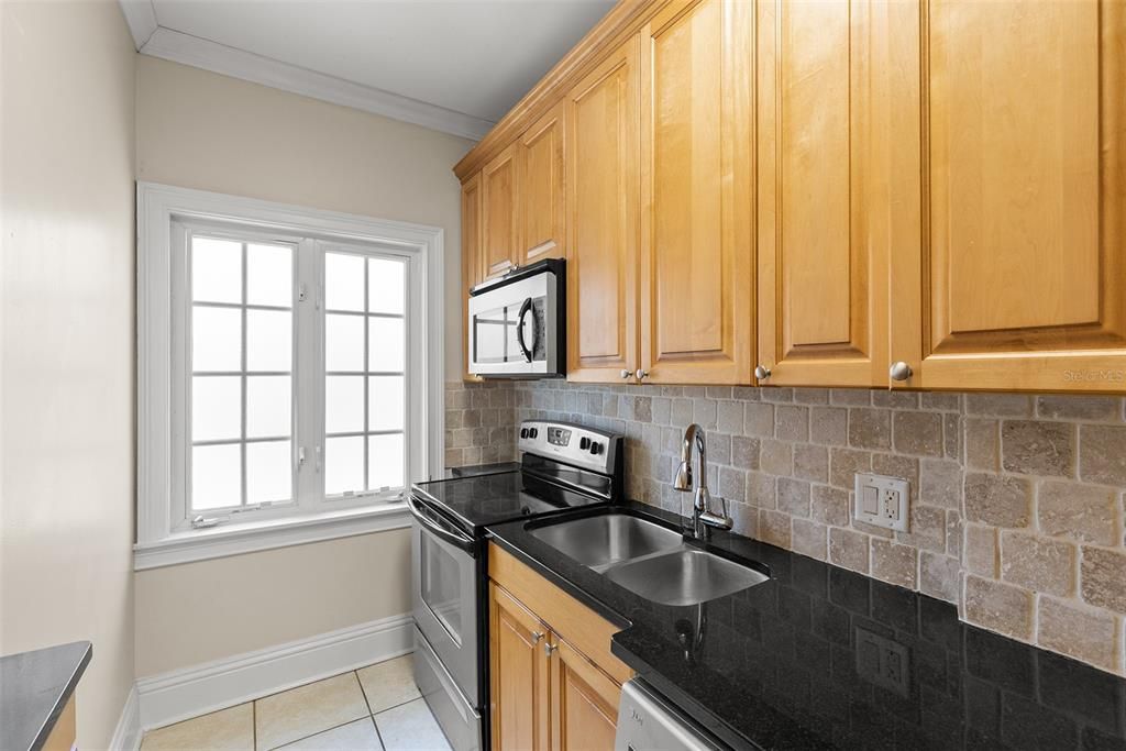 For Rent: $1,695 (1 beds, 1 baths, 641 Square Feet)