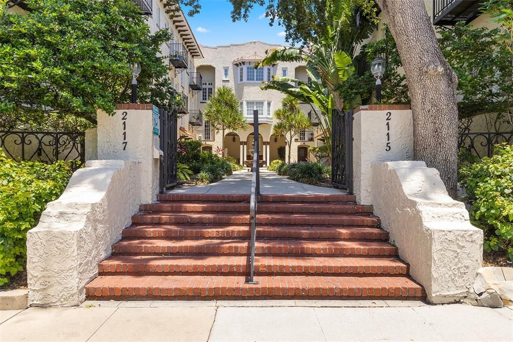 For Rent: $1,695 (1 beds, 1 baths, 641 Square Feet)