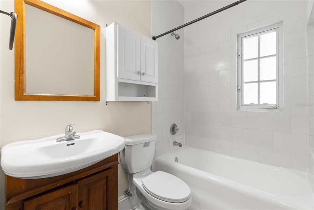 For Rent: $1,695 (1 beds, 1 baths, 641 Square Feet)