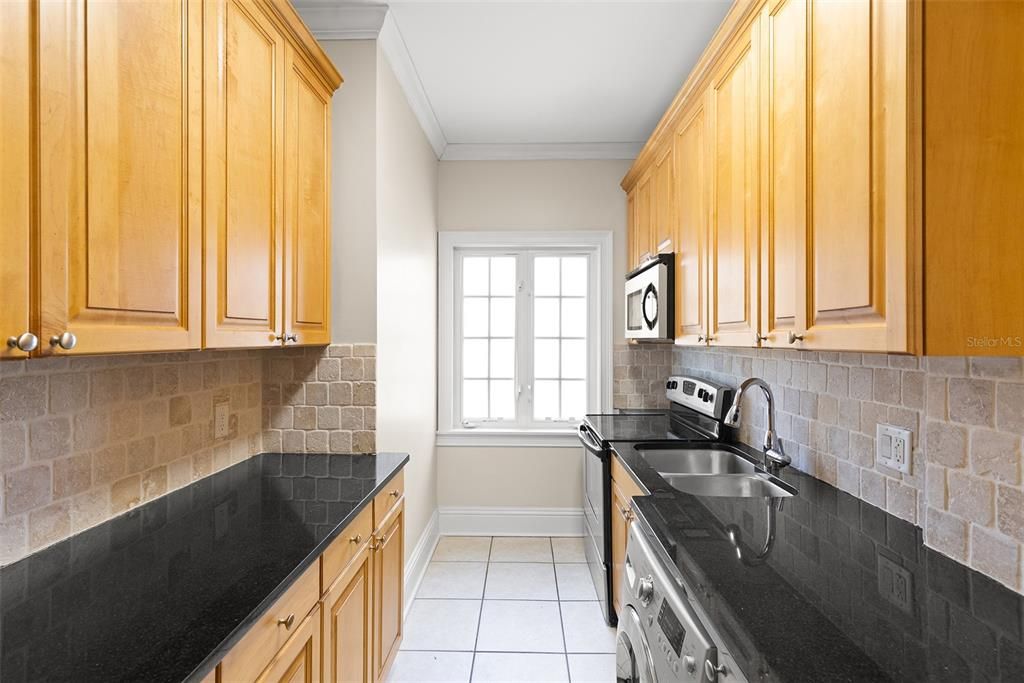 For Rent: $1,695 (1 beds, 1 baths, 641 Square Feet)