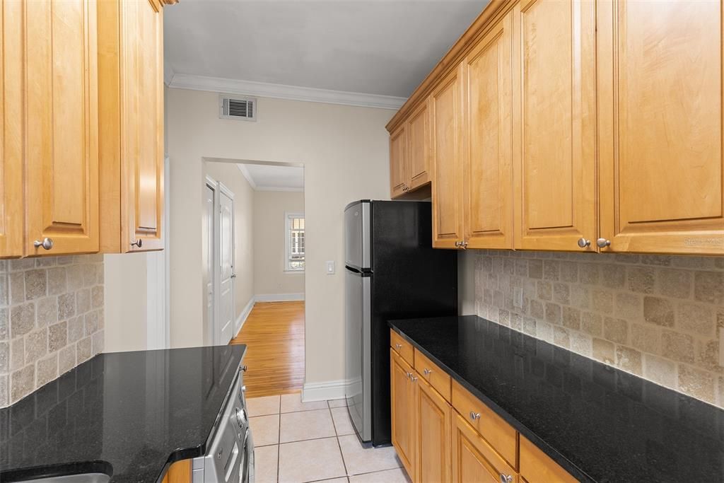 For Rent: $1,695 (1 beds, 1 baths, 641 Square Feet)