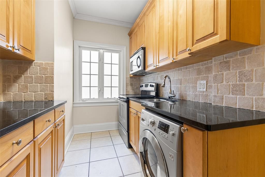 For Rent: $1,695 (1 beds, 1 baths, 641 Square Feet)