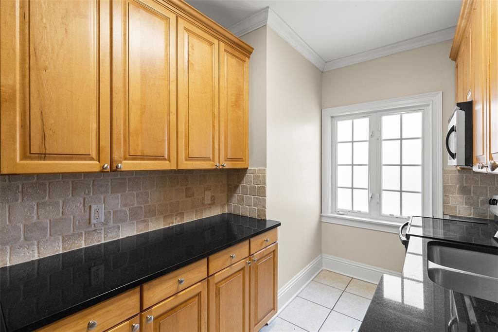 For Rent: $1,695 (1 beds, 1 baths, 641 Square Feet)