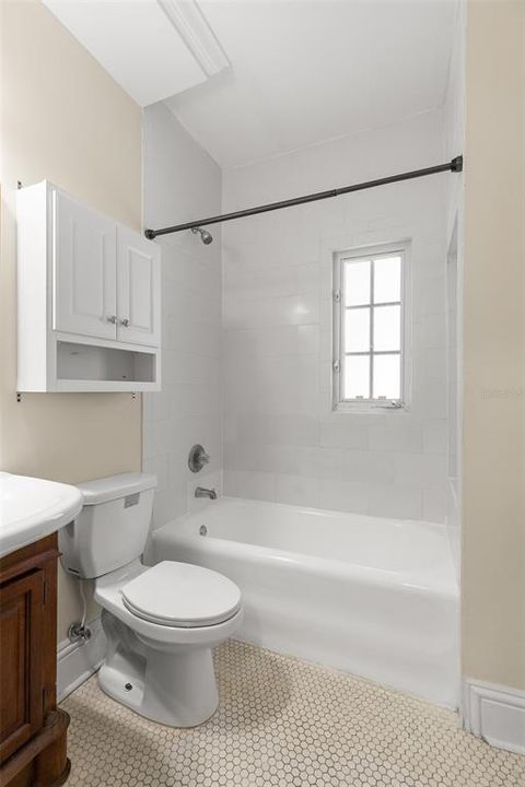 For Rent: $1,695 (1 beds, 1 baths, 641 Square Feet)