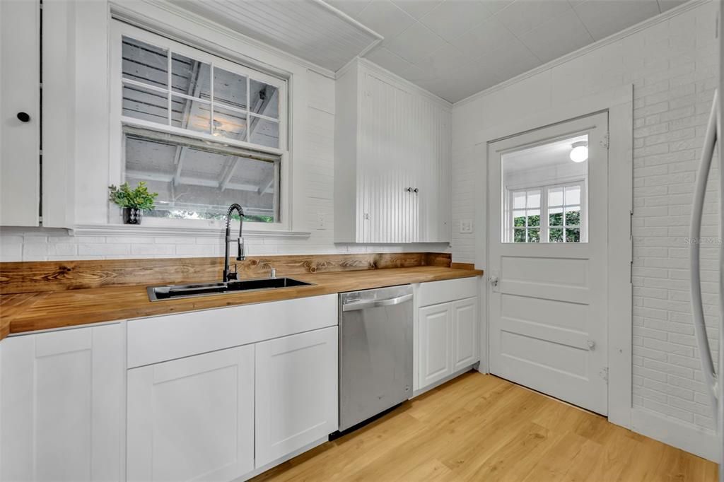 For Sale: $295,000 (8 beds, 0 baths, 1645 Square Feet)