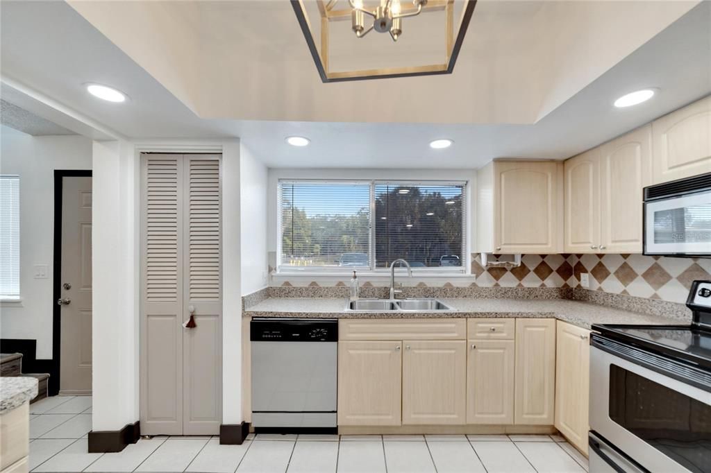 出租: $2,300 (3 贝兹, 2 浴室, 1610 平方英尺)